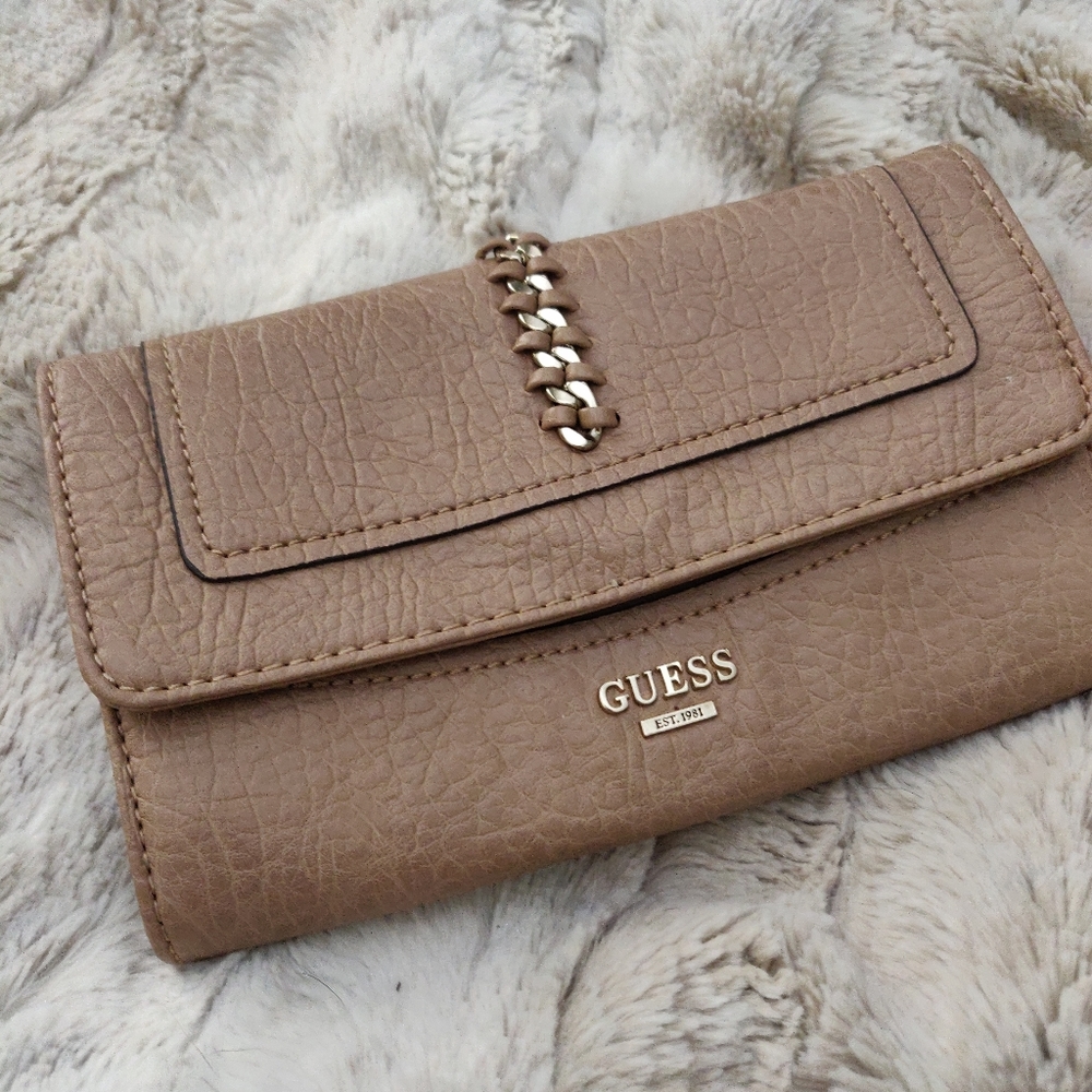 Guess clutch